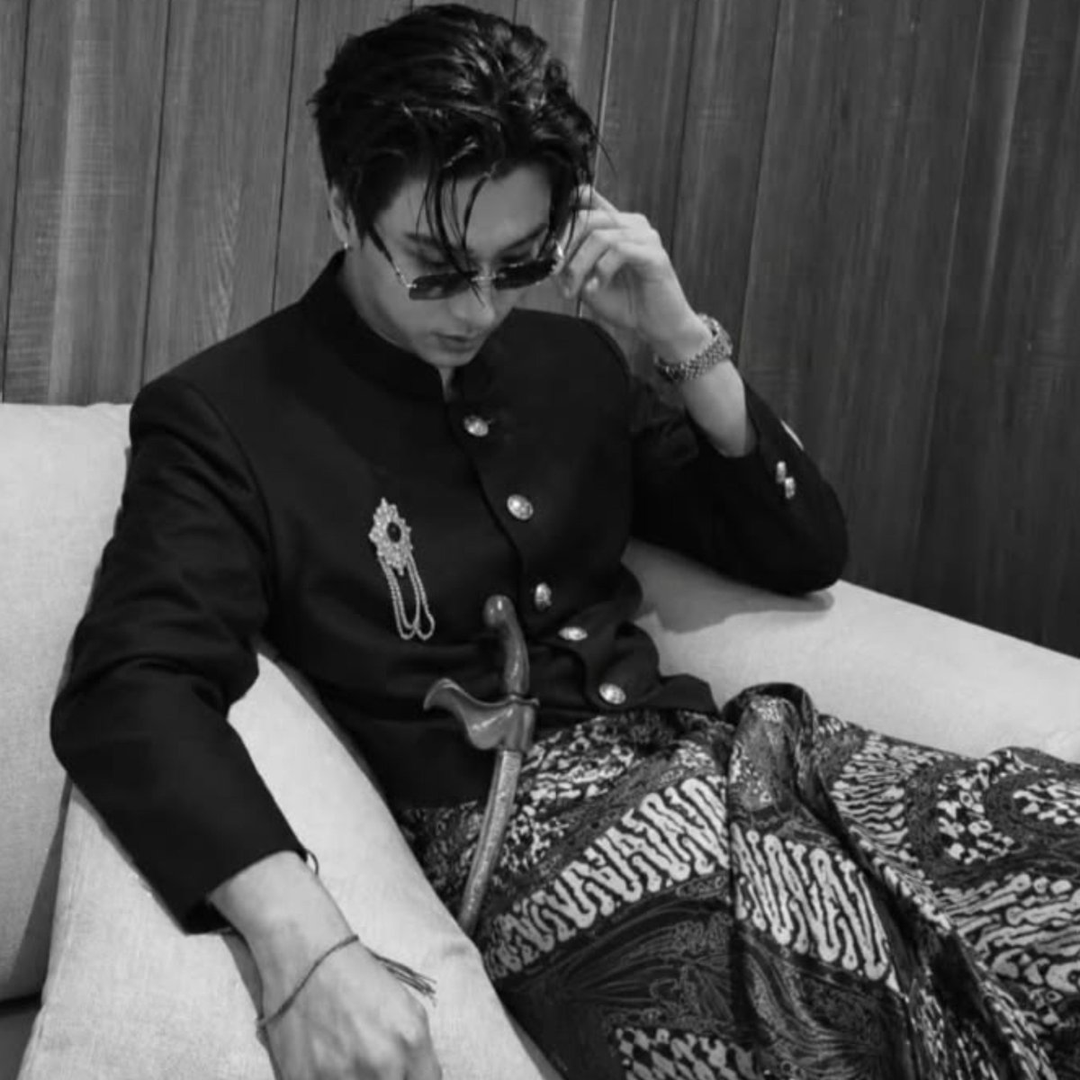 itsnnnie's tweet photo. Raden Arya, pangeran modern yang hidupnya serba modern, tapi punya suami cantik yang jauh lebih akrab dengan adat dan tradisi.

#PerthSanta https://t.co/ulE8elFesr