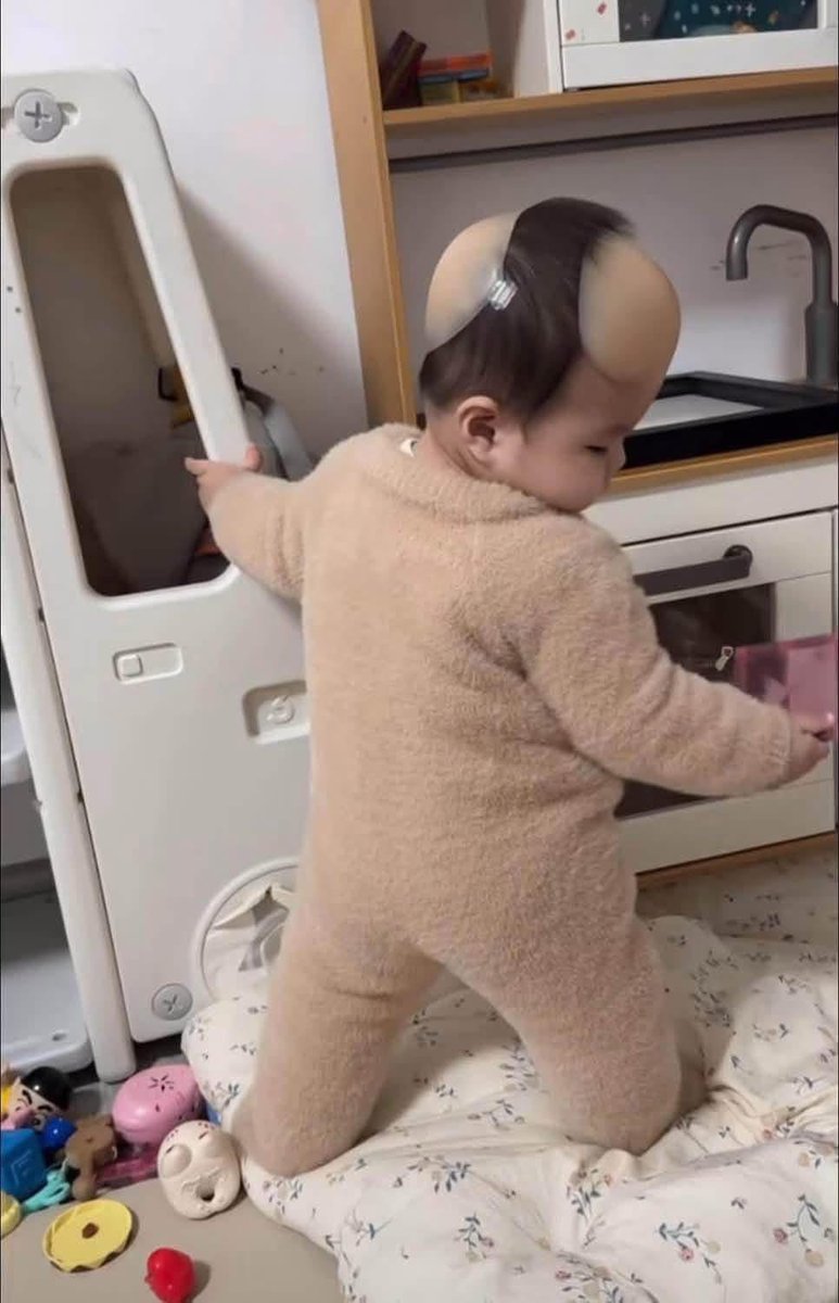 _priya9's tweet photo. I picked up my 1.5-year-old nephew from daycare, he had a hat on his head, when we got home and I took off the hat, there was something like this on his head, my sister is crying in fear right now, please help 😭 what is this ?? https://t.co/VvEvBZMIfV