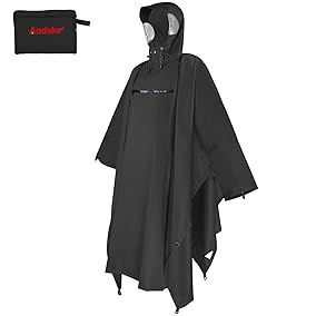 Night_Left_'s tweet photo. 通勤に自転車使い始めたんだけど、
雨の日の装備が〈例の武器商人〉になりました😇

👇にヘルメットも着用 https://t.co/2vo6z5cH6z