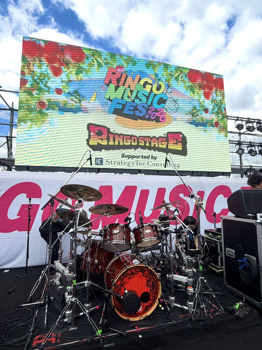 125Uchi's tweet photo. 本日は青森県弘前市のリンゴ公園にてRINGO MUSIC FES🍎でした〜

リンゴ畑🍎に囲まれたりんご公園
実ってるりんごの木がかわいくてかわいくてそれだけでキュンキュンしました（個人的感想）からの、ステージは野外だけどなんと天井が無いステージ！
しかも公式サイトには『雨天決行』の力強い文字！なんて潔いんだ！
ﾜﾀｼﾄﾞｷﾄﾞｷｼﾀﾜ

そんな中でのLIVEスタート、晴れて良かった☀️逆に暑いくらいで急遽セトリ変更してなつのうた導入！
結構初見の方いたんじゃないかと思いましたが皆さん楽しんでくださったようで嬉しかったです！(^^)✨
呼んでくださりありがとうございました！

公開ラジオの方もライスボールさんと仲良くわちゃわちゃ楽しかったです　笑
ライスボールさんとは22日の風とロックでもご一緒。引き続きよろしくお願いします！
明日は再び福島へ戻ります、台風と鉢合わないように…なんとかなれー！で風とロックも無事開催されますように！

#RINGOMUSICFES2026
#ありがとうございました
