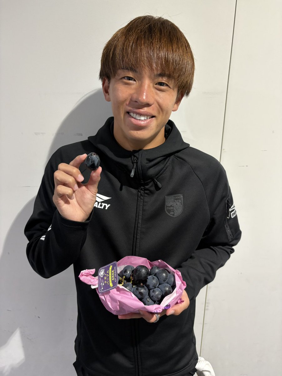 NAGANO_PARCEIRO's tweet photo. 🟠MATCH DAY!!｜vs.岐阜 1-0🌟

本日のホームタウンデー #坂城町 様から両チームに「ながのパープル」を贈呈いただきました！🍇

試合後のロッカーで早速いただきました😋

坂城町様ありがとうございました！✨

#acnp #パルセイロ https://t.co/fOHCY1zzO9