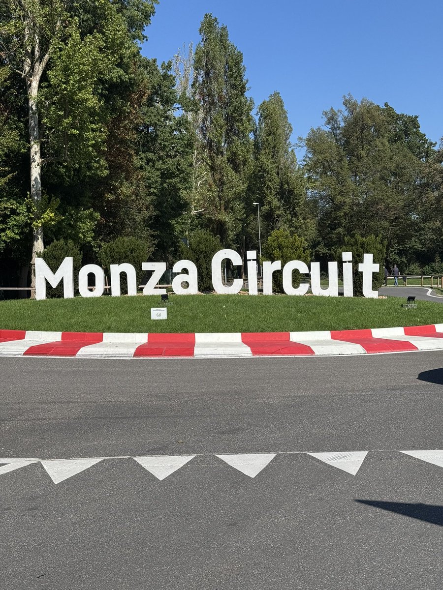 RealeXlo296's tweet photo. 📍Autodromo Nazionale Monza

Un autre monument de la région 🇮🇹
Avec des petites Ferrari qui tournent 🏎️

Par contre horrible ville pour les transports en communs 😭 https://t.co/KUcICiLpkb