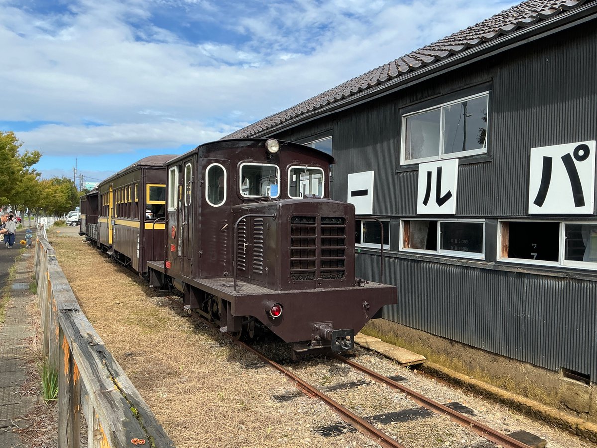 1997Makki's tweet photo. 上越市にあるくびき野レールパークの公開•体験乗車に参加してきました。軽便鉄道としてこの地方を走っていた古の車両に乗れて、友人を差し置いて舞い上がってました。動態保存してることや、体験乗車の添乗案内しかり、残すための努力がひしひしと感じられました。
スタンプもあります。 https://t.co/JjtNsBBk73