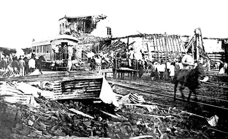 jorgekurrle's tweet photo. A 100 años del Ciclón de Encarnación: la tragedia histórica que convirtió una tarde de 1926

Este domingo 20 de septiembre se cumplen 100 años del denominado “Ciclón de Encarnación”, uno de los fenómenos meteorológicos más destructivos registrados en la región y una tragedia que dejó una profunda huella a ambos lados del río Paraná.

El meteorólogo y jefe de Meteorología de Posadas, Favio Cabello, reconstruyó cómo fue aquella jornada del 20 de septiembre de 1926 y explicó que, pese a haber quedado en la memoria como un “ciclón”, desde el punto de vista meteorológico se trató de un tornado de enormes proporciones.

Aquel lunes era caluroso y húmedo. La jornada transcurría con normalidad en la entonces Villa de Nuestra Señora de la Encarnación de Itapuá, hasta que cerca de las 18 el cielo comenzó a cubrirse por completo. Según los relatos históricos recopilados por Cabello, alrededor de las 18.45 un viento arrollador ingresó desde el río y avanzó sobre la población, provocando una destrucción generalizada.

En cuestión de minutos, viviendas y construcciones quedaron arrasadas. La oscuridad y la violencia del fenómeno dieron paso, después de aproximadamente dos horas, a un escenario de muerte y devastación. La cantidad exacta de víctimas nunca pudo determinarse: las estimaciones históricas hablan de entre 300, 400 y hasta 500 personas fallecidas.

@FavioCabello 

Nota completa, acá 👇
https://t.co/bbNW5LrkAM