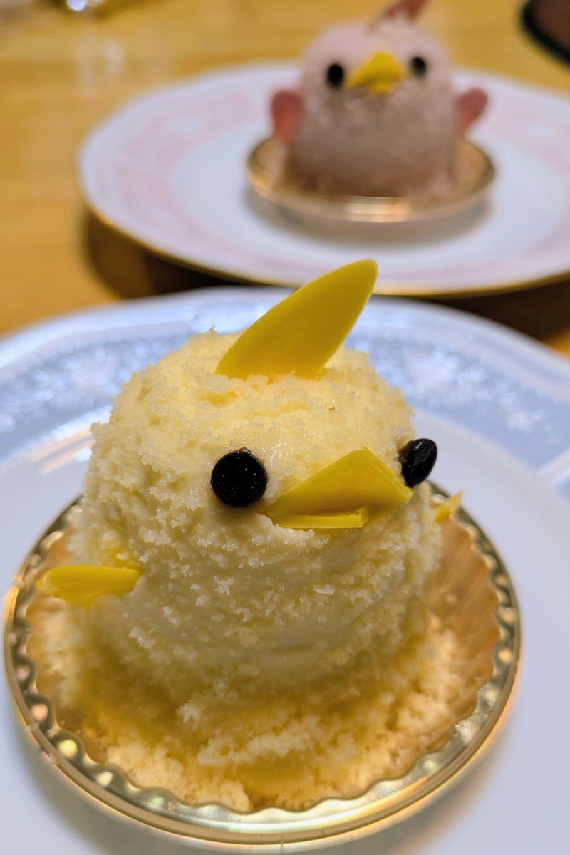 mamisuke's tweet photo. 名駅に出かけたついでに初めて『ぴよりんチャレンジ』してきた🐣
原型を留めない姿になるのを恐れてたけど、慎重に帰ったのであっさりチャレンジ成功😇
ノーマルもいいけどいちごぴよりんがピンク色で可愛くて美味しかった🩷
袋も可愛いけどトレーもぴよりん仕様ですてき✨金メダルみたい☺️ https://t.co/i2Dky8OKso