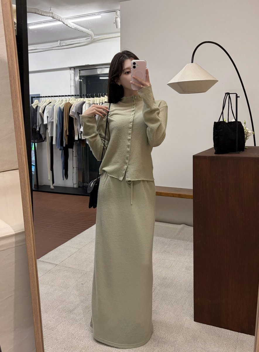 LENUEE(ルヌイ)の秋服、最近の韓国の流行りも取り入れつつシンプル&amp;大人っぽくて良すぎた……🤎
韓国の通勤ルックって感じ！
３枚目のレイヤード可愛すぎて買いました(イエベ春は多幸感増し増し💮) https://t.co/PClP5pHTxi