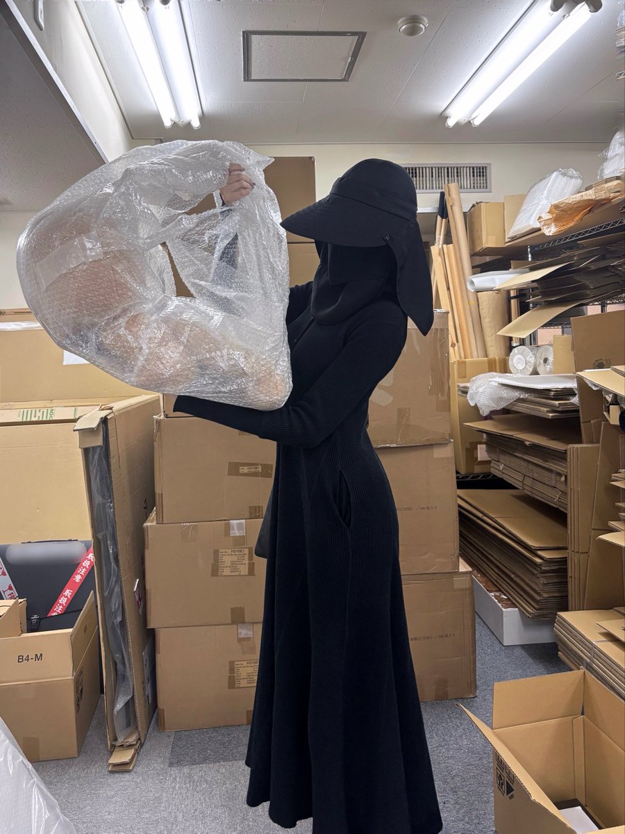 mtmnkor's tweet photo. 諸々作業のため黒子スタイルで画廊倉庫へ
次回の個展時期等もご相談してきました
 
大阪個展へ出張していたでかせみの帰京も確認🪰 https://t.co/vwqkEiFEcz