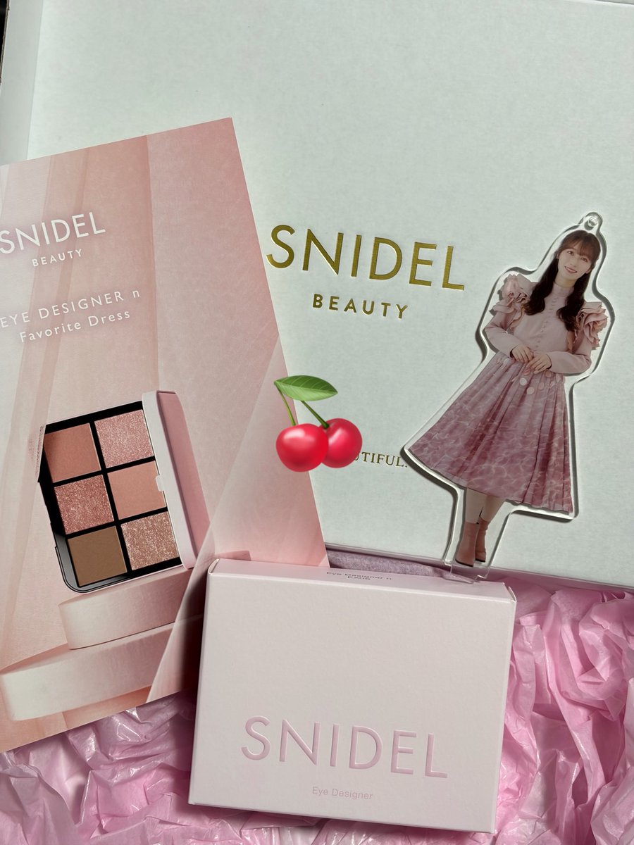 serazaka's tweet photo. れなぁとお揃いのアイシャドウパレット🎀
#守屋麗奈 #SNIDELBEAUTIFY https://t.co/j47lBk5yNW