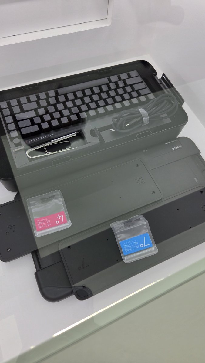 s133p_q's tweet photo. デバイスたち　HYPESHOPのお兄さん親切に教えてくれたけどweb売り切れで泣泣のキーキャップに追悼 https://t.co/4N6a5bKgWG