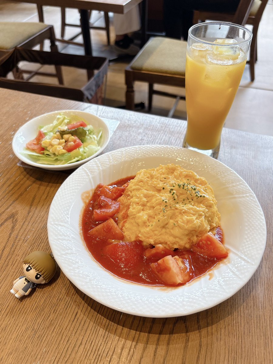 _o_f_donut's tweet photo. 今日は控えめにマスコット連れてお出かけしてきた
モンブランのパフェは栗たくさん入ってて大満足だったしトマトのオムライスも美味しかった〜 https://t.co/LZn6Nr1N6L