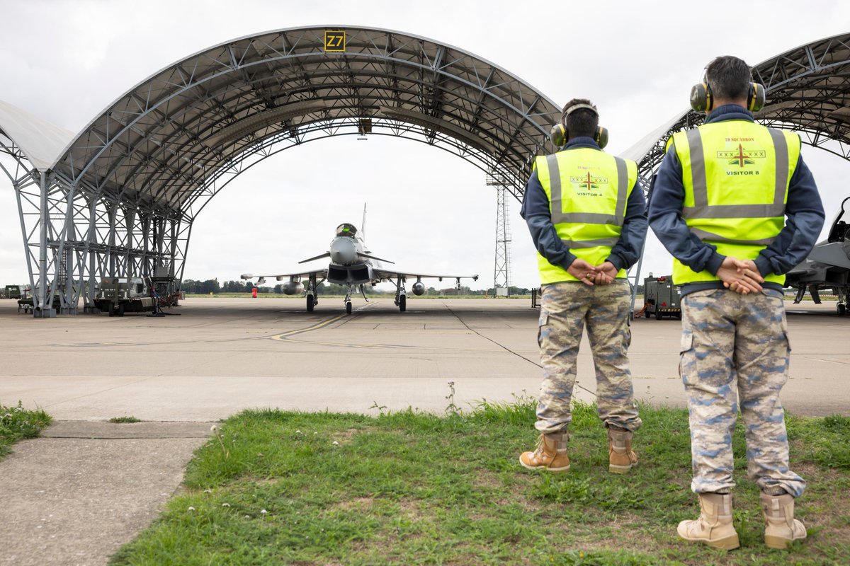 tcsavunma's tweet photo. Hava Kuvvetlerimizin modernizasyon çalışmaları kapsamında Birleşik Krallık ile yürütülen Eurofighter Typhoon tedarik projesi çalışmaları devam ediyor.

Bakanlığımız, Hava Kuvvetleri Komutanlığı Uçak Bakım Çalışma Grubu ve Askerî Fabrikalar Genel Müdürlüğümüzden oluşan uzman personelimizin katılımıyla 15-17 Eylül 2026 tarihleri arasında Kraliyet Hava Kuvvetleri Coningsby Hava Üssündeki uçak bakım tesisleri incelendi.

Gerçekleştirilen bu stratejik ziyaret; bakım-idame süreçlerinin planlanması, teknik altyapı uyumu ve ortak iş birliğinin güçlendirilmesi yolunda önemli bir adım oldu.

#MillîSavunmaBakanlığı