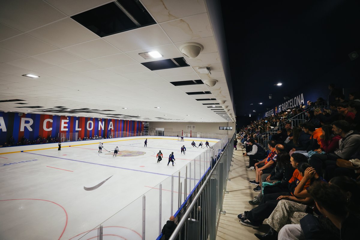 FCBhockeygel's tweet photo. 🥰 Gràcies a tots els que vau venir ahir, culers!

🫡 I als que no vau poder entrar, millorarem per a la propera, podeu estar segurs

🙌 Per molts més partits tots junts

#ForçaBarça https://t.co/2bEEI5SytI