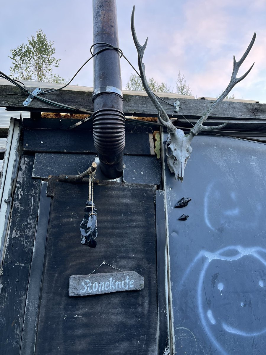 o2pine's tweet photo. 引越し先の工房は、いつでも撤去可能なバラック小屋。使い初めは、いつもの石器ナイフ。黒曜石は錆びつかないが、腕が錆びていた。因みに、入口に下げた石刃は、ドアベルのつもり。 https://t.co/fE08OlpOGq