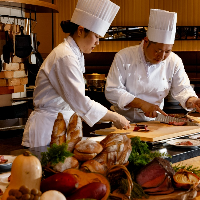 OZmall's tweet photo. 国産牛や松茸、いくらなど贅沢食材が集結する金土日祝限定の秋のプレミアム収穫祭ビュッフェ🍖
シェフができたてを振る舞うライブ料理や秋スイーツを贅沢に味わう至福の時間✨ https://t.co/rAKkjdKcyy