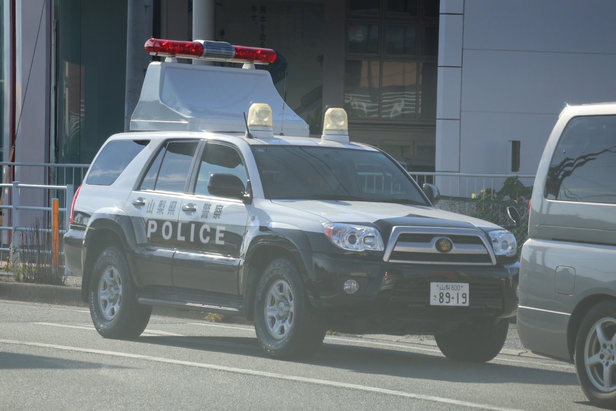 KUPS39M's tweet photo. 山梨県警察 トヨタハイラックスサーフ 誘導標識車
特別自動車警ら部隊として熊本に派遣された車両 あまり見かけない車両なので遠くからでも存在感がすごかったです(?) https://t.co/KFObufPXsF