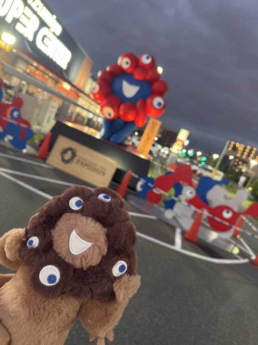 yuuki_usuda's tweet photo. ９月１２日の夜は阪神なんば線福駅前のイズミヤ駐車場にあるミャクミャクのいらっしゃいモニュメントを見に今きました^_^

いらっしゃいモニュメントを見たのは万博会期中以来でした^o^

こんなスーパーが家の近くにあったら毎日でも買い出しに行ってしまいそうです　笑 https://t.co/WaBk2HulGi