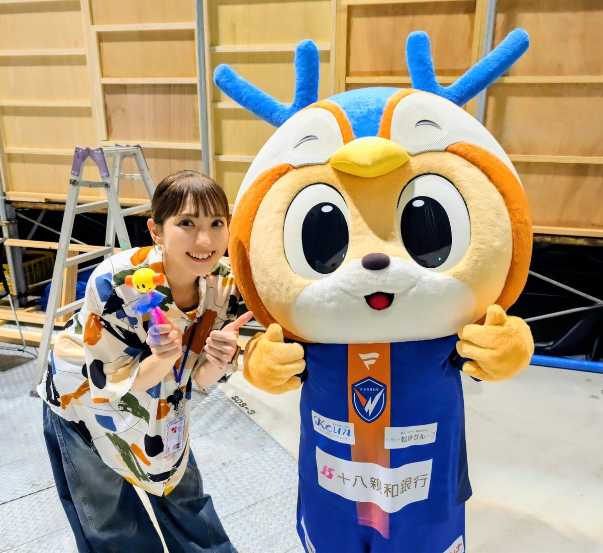 163suika's tweet photo. 今日はNBCまつりで #ヴィヴィくん がまーー大活躍👏！！長時間ありがとね☺️
#宮崎香蓮 ちゃんにはサプライズでの登場だったんで、出る直前にはあのでか過ぎる存在感をひっそりと隠して待機していた出来る子ヴィヴィくん。
泣いて喜んでくれた香蓮さんにこちらもほっこり。
次は約束のラジオだね📻️ https://t.co/rLukN9rnKF
