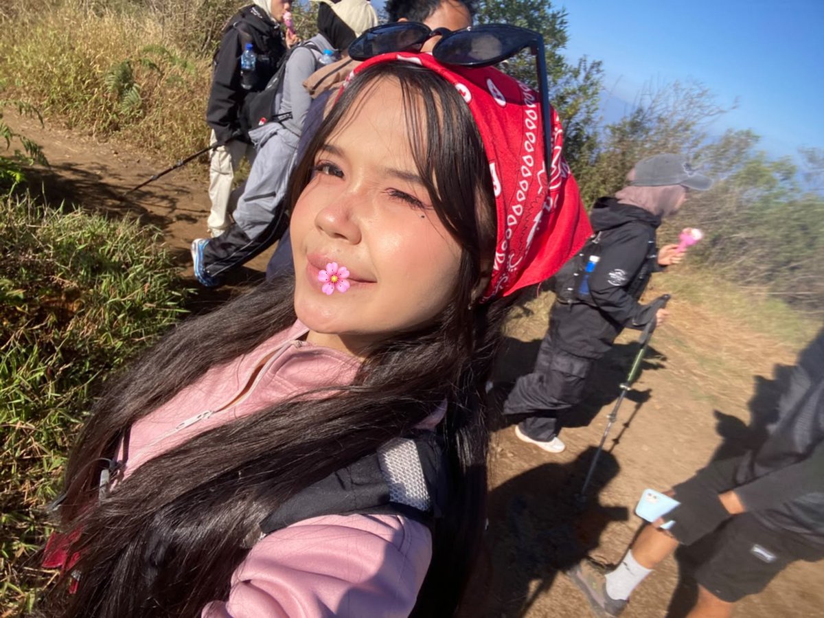 unrealvist's tweet photo. Aku akhirnya menemukan tips biar makeup ga luntur walaupun keringetan pas tracking 😭😭😭 smile line juga samsek ga ngecrack. Asli awet buanget 😭😭 https://t.co/mpav4YlqCk