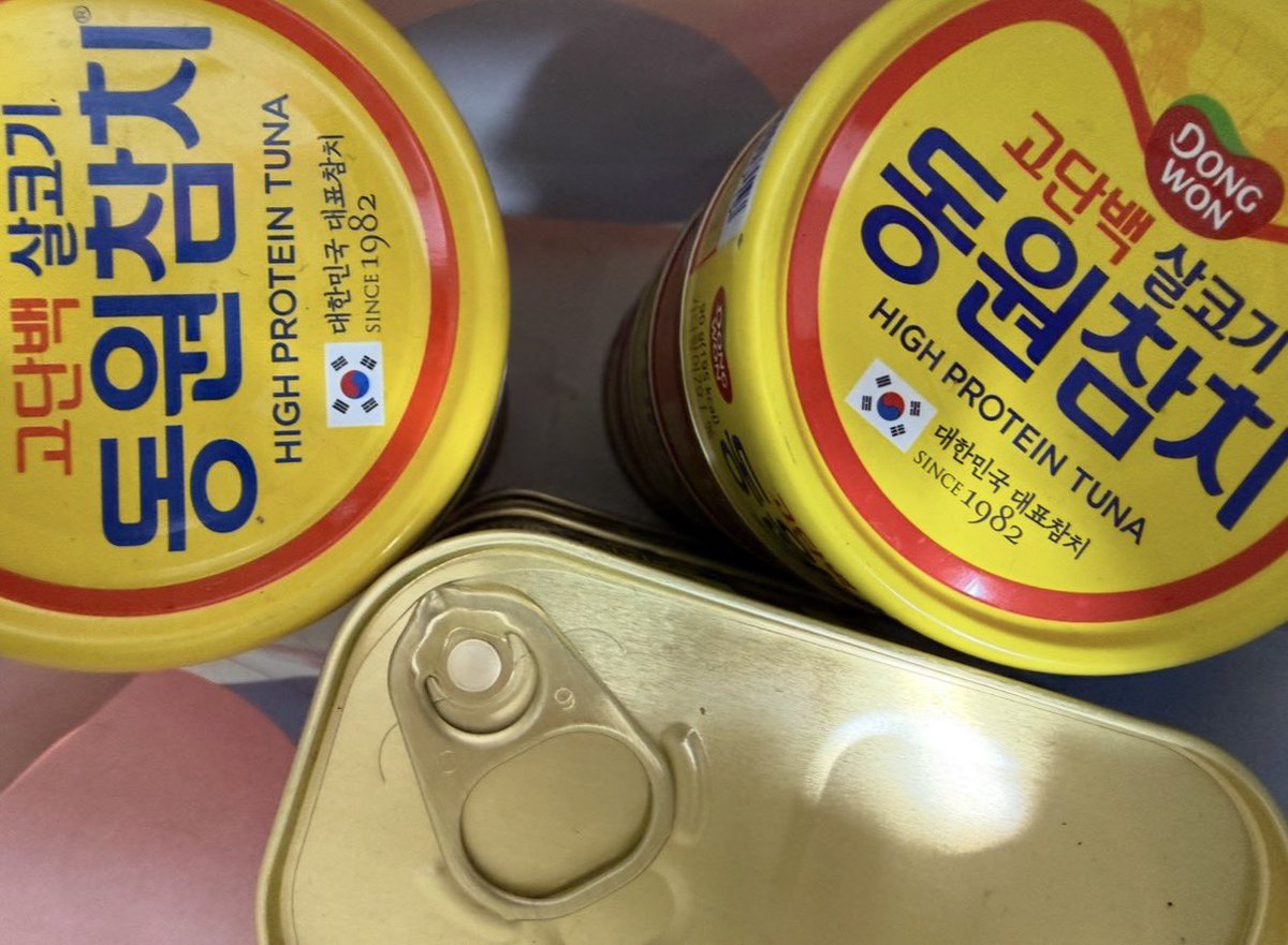 satsuki212's tweet photo. 명절 선물 많이 받으셨다고 참치캔이랑 스팸
또 스티커도 나눠주셨고 https://t.co/Q4bMlzSYzG