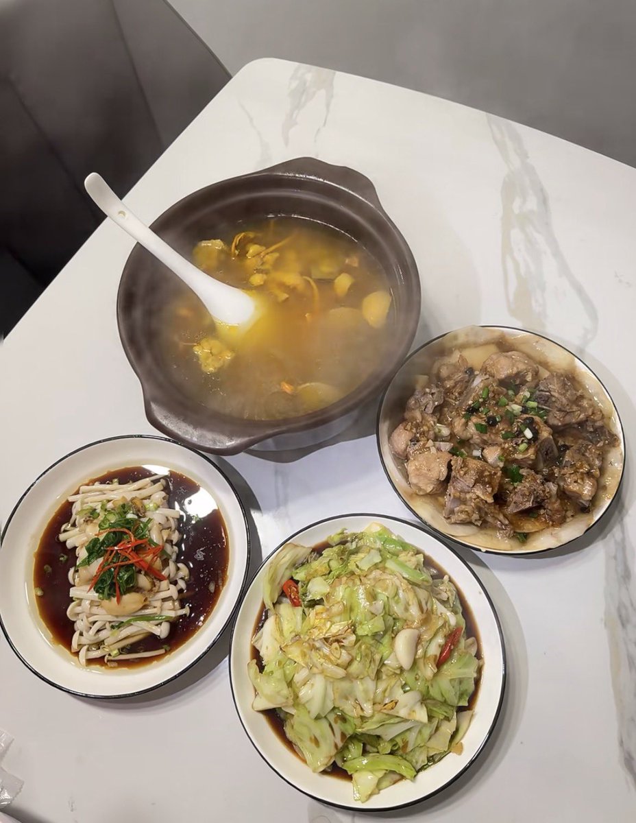 yuemu1976's tweet photo. 还有几个月我就能办理退休手续，所以下午我一般都是��三点就回家，给女婿准备晚餐。
今晚我炖了鸡汤、蒸了排骨，炒了包菜和金针菇。
女婿年轻，每天晚上都想要。
只要身体状况允许，我都会配合他。老少恋不容易，能陪他一天算一天。
给你们看一下女婿的背影吧，是不是很强壮？ https://t.co/wTtLKSDXSN