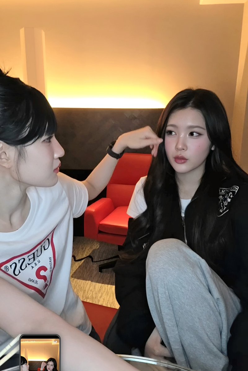 Ccariquelle's tweet photo. 260920 #JUUN #A_NA Weverse live https://t.co/aBcPJhrO88