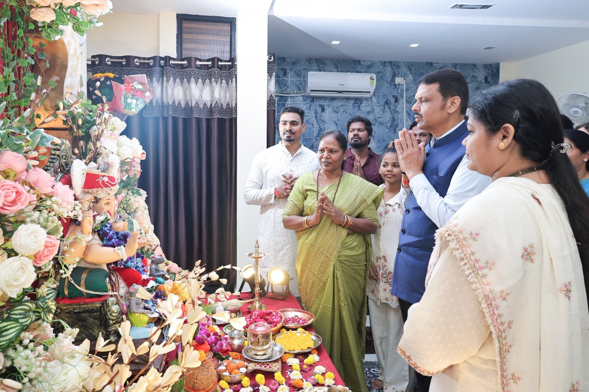 Dev_Fadnavis's tweet photo. 🌺 गणपती बाप्पा मोरया...

खासदार मायाताई ईवनाते यांच्या नागपूर येथील निवासस्थानी जाऊन आज श्री गणपती बाप्पाचे मनोभावे दर्शन घेत आशीर्वाद प्राप्त केले. यावेळी राज्यातील जनतेच्या सुख-समृद्धीसाठी प्रार्थना केली. 

@MayataiOfficial
#Maharashtra #GanpatiBappaMorya #Ganeshotsav