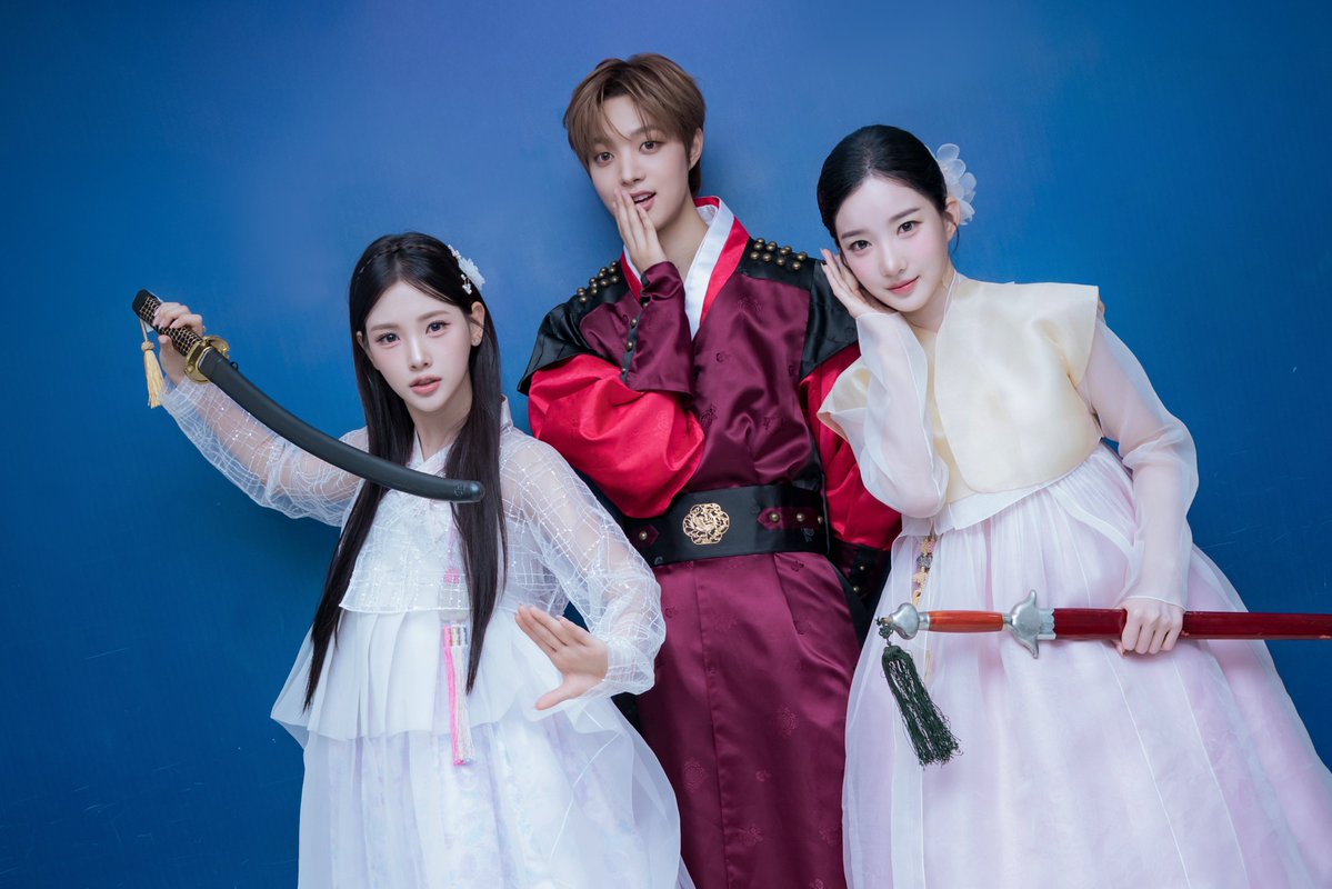 kpop_sbs's tweet photo. [🎤] 260921 오늘의 #MC가요

이리 오너라~
오늘은 내가 너의 마음을 훔치러 왔노라 🪭

#인기가요 #MC #의주 #유연 #이현 #앤팀 #andTEAM #트리플에스 #tripleS #베이비돈크라이 #BabyDONTCry @andTEAMofficial @triplescosmos @BabyDONTCry_BDC https://t.co/cPE1liPqeX