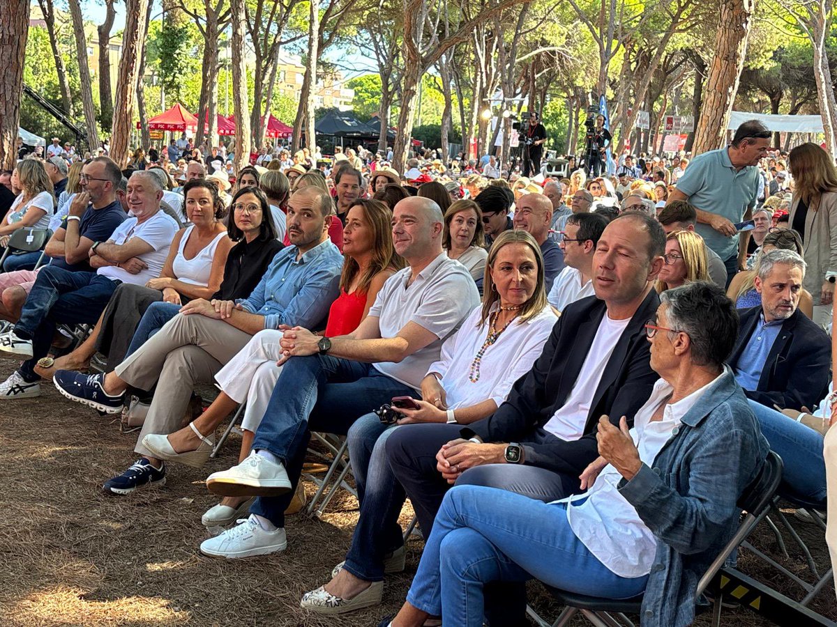 AlbertDalmau's tweet photo. Avui som amb tot el socialisme català a la nostra trobada anual, la #FestaDeLaRosa.

Catalunya ha obert una nova etapa. Davant dels discursos d’odi i de l’extrema dreta reivindiquem els valors socialistes que ens uneixen.

Seguim treballant per construir el futur d’un país que avança. 🌹