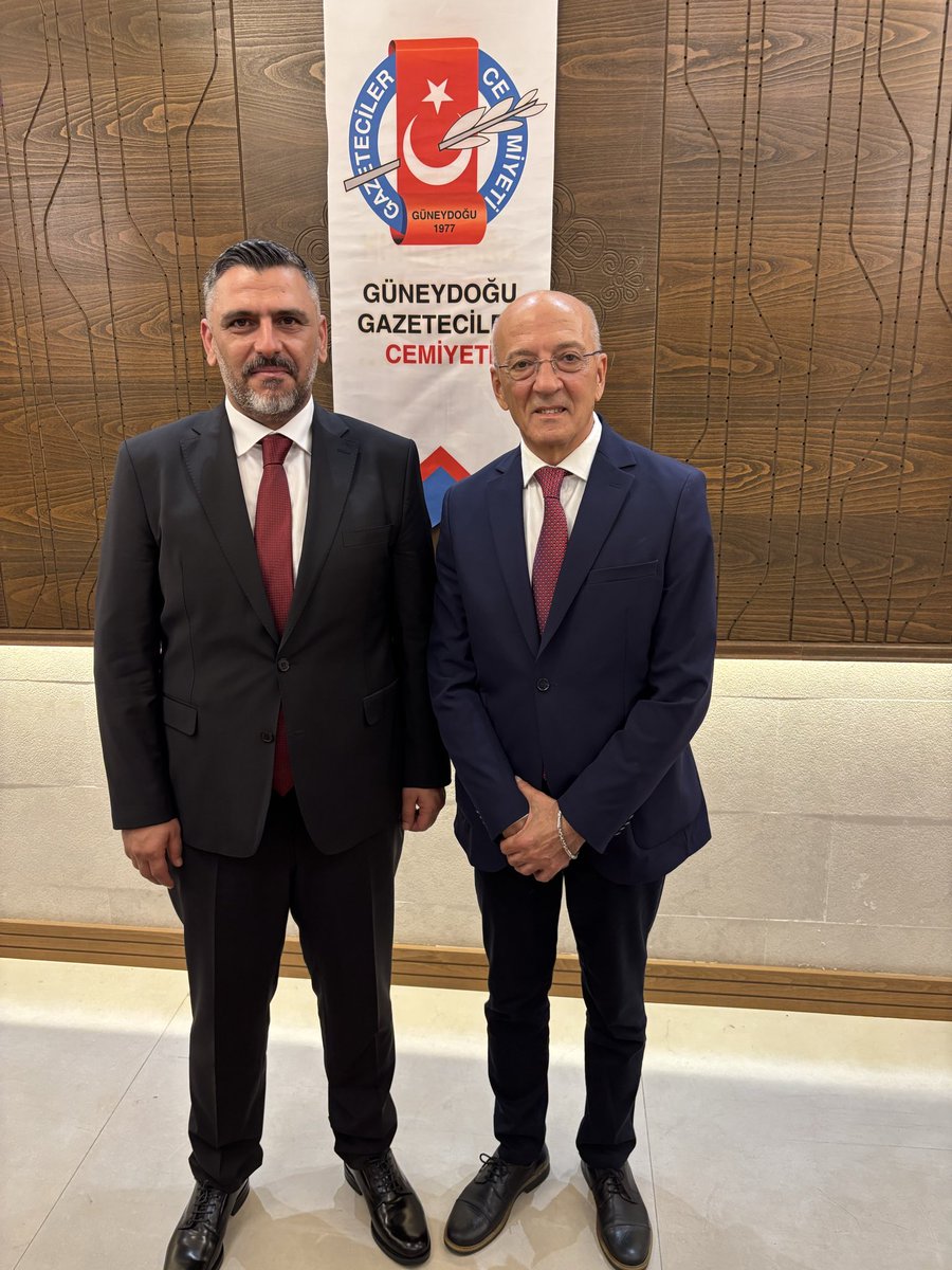 metecubukcu's tweet photo. Güneydoğu Gazeteciler Cemiyeti 40.Yıl özel ödülü 11yıl önce erkek arkadaşı tarafından vurulan Mutlu Kaya’ya
Jüri özel ödülü Gülistan Doku’nun ablası Aygül Doku’ya verildi.Ödül alan beslektaşlarımızı, @GGC’nin kadın cinayetleri konusundaki duyarlılığını kutluyorum @FelatBozarslan https://t.co/slJHypyJTW