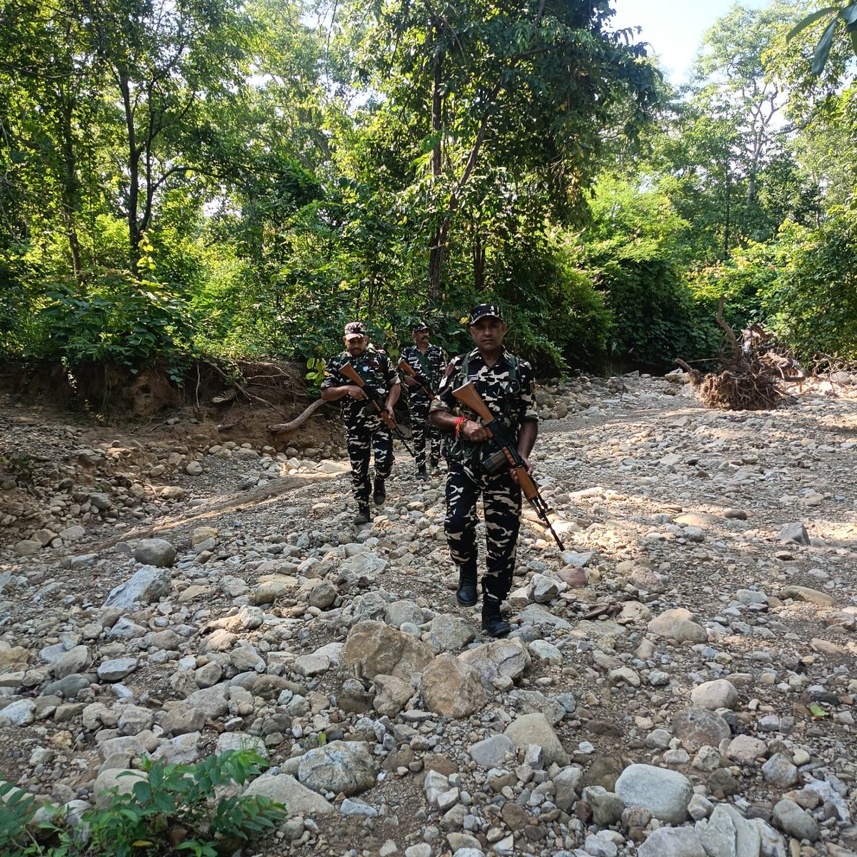 9BnSSB_INDIA's tweet photo. सीमा चौकी में तैनात 09वीं वाहिनी SSB के कार्मिकों द्वारा नदी क्षेत्र में नियमित गश्त कर संवेदनशील क्षेत्रों में सघन निगरानी एवं सतर्कता सुनिश्चित की गई।

#SSB_INDIA #SSBFTRLUCKNOW #SSBSHQGKP #AreaPatrolling #BorderSecurity https://t.co/6mCmxrUTJR