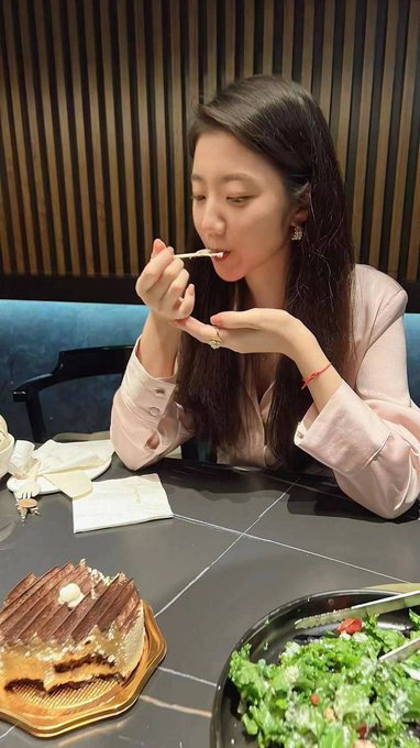 53333I's tweet photo. “吃瓜难忘”  珍惜回忆～

有最新的热瓜吗？

哪位大佬知道这是哪部？ https://t.co/1qW1k1sRYP