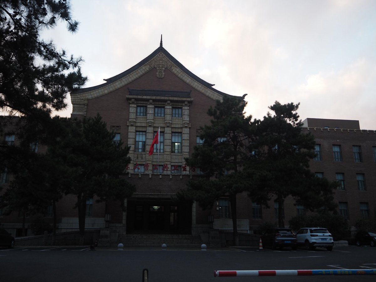 lpmnCRSKCQ54689's tweet photo. 満州国の旧お役所めぐり。国務院、軍事部、司法部、交通部あたりを自転車で回る。大体同じような役割の建物で使っているのも面白い。国務院は国会議事堂を模したとか。日本時代の街をそのまま使っている。まっすぐだけど意外と坂が多く、結構距離ありますね。疲れました。 https://t.co/nX6kDxZbxn