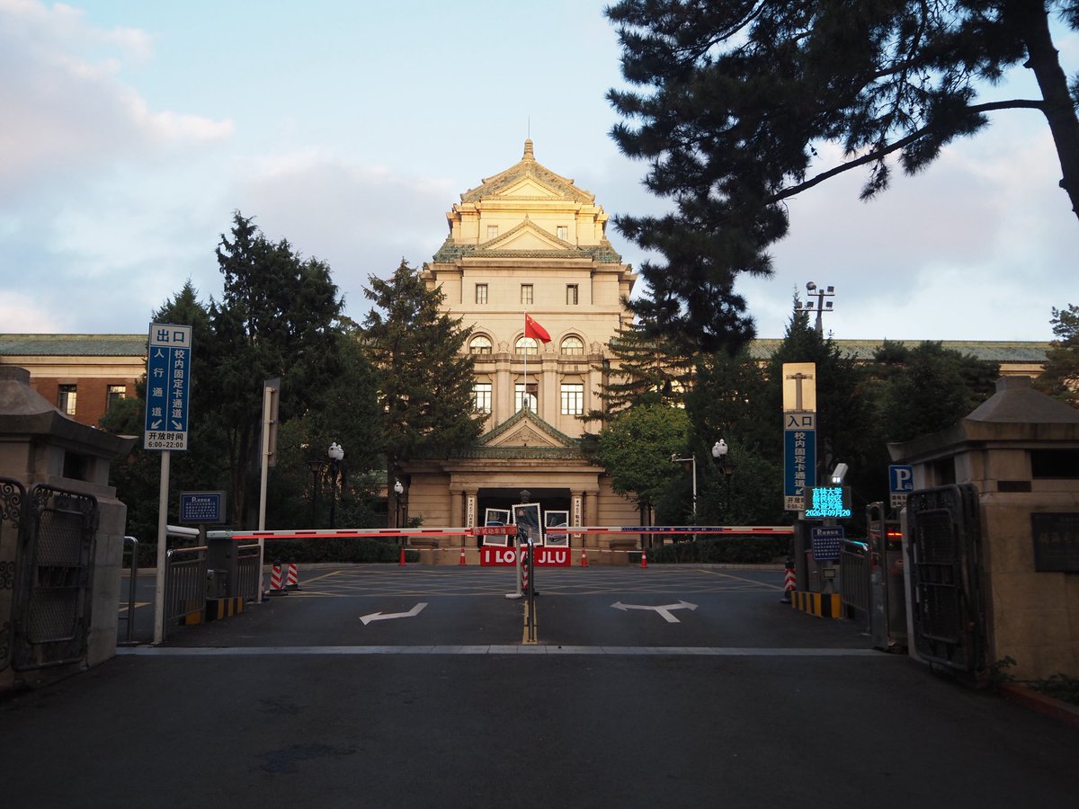 lpmnCRSKCQ54689's tweet photo. 満州国の旧お役所めぐり。国務院、軍事部、司法部、交通部あたりを自転車で回る。大体同じような役割の建物で使っているのも面白い。国務院は国会議事堂を模したとか。日本時代の街をそのまま使っている。まっすぐだけど意外と坂が多く、結構距離ありますね。疲れました。 https://t.co/nX6kDxZbxn