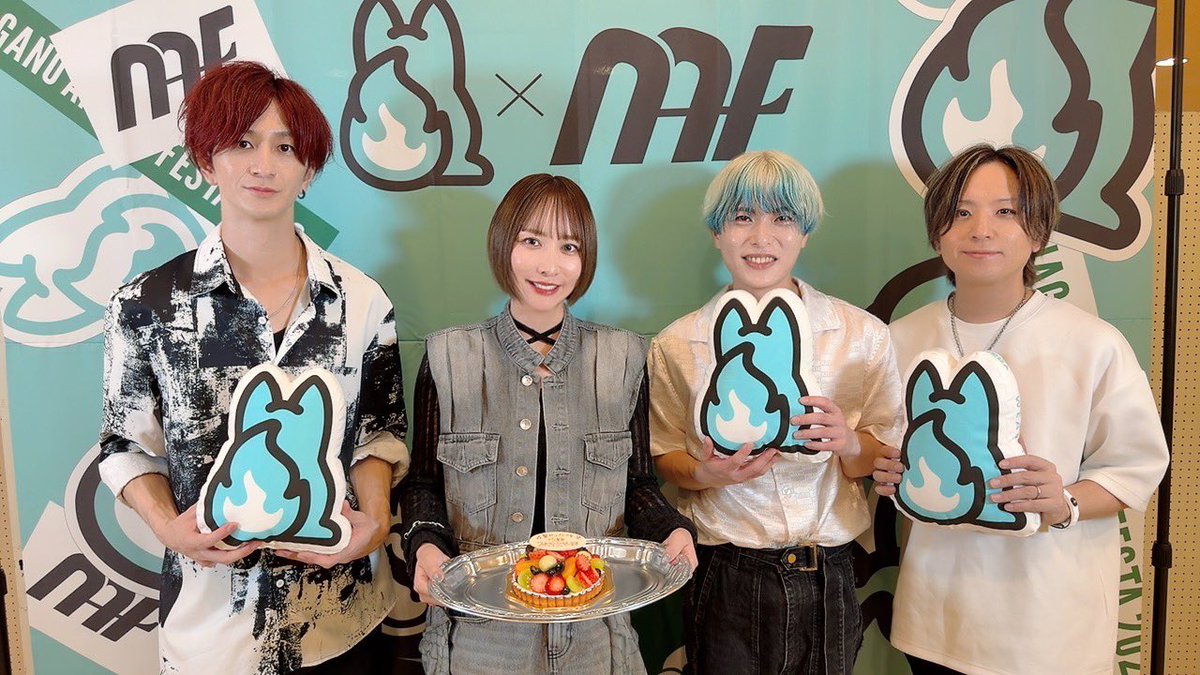 eir_ruru2's tweet photo. ナガノアニエラフェスタ2026トリとして出演させていただきました！
雨降ってきちゃったけどみんなが飛んだり歌ってくれたおかげですごく素敵な景色を見ることが出来て大感謝です！
雨の中本当にありがとうございました！！！
そしてアニエラさんが藍井エイル15周年と言うことでケーキをくれました🥺
嬉しすぎます！
ありがとうございました！！！
#アニエラ