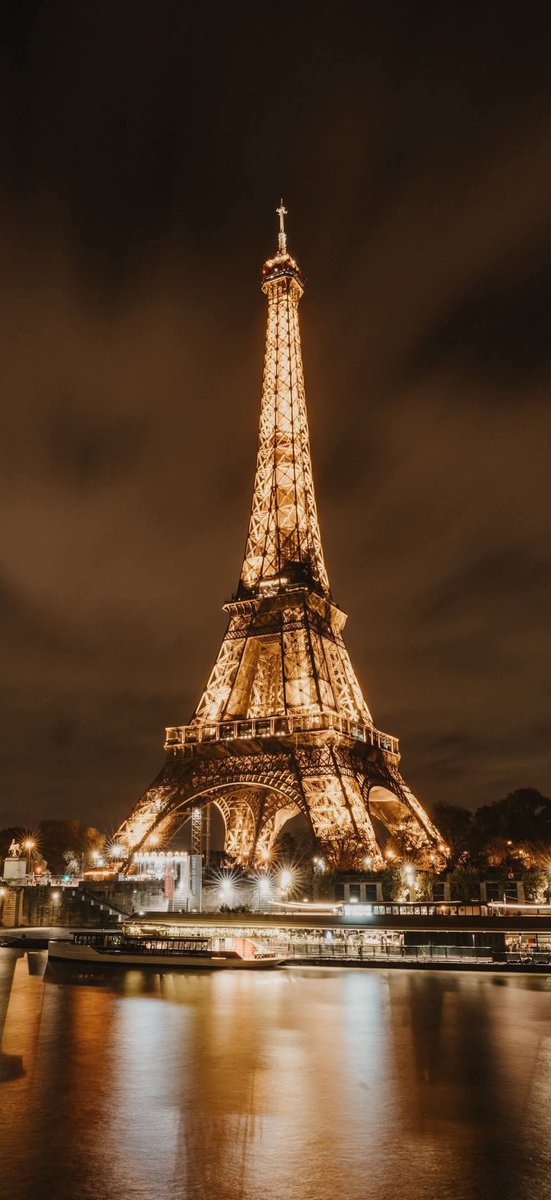 Pulaxki's tweet photo. Paris https://t.co/8dkGVfvEmI