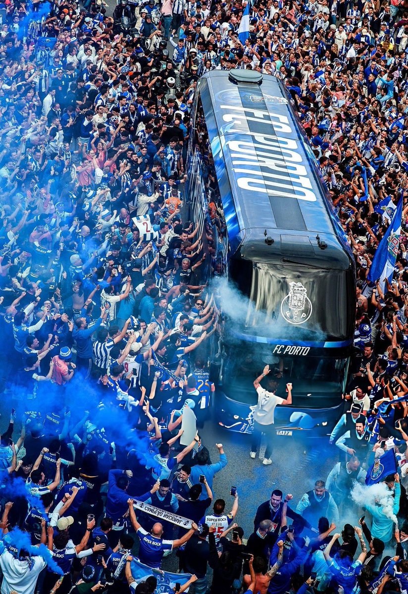 DragaoNews1893's tweet photo. 🚨 ATENÇÃO: O autocarro do #FCPorto vai passar junto ao Alameda por volta das 18h45! 🔵⚪️

FAÇAM-SE SENTIR! HOJE O AUTOCARRO NÃO VAI ANDAR! 🔥🐉 https://t.co/yjV4ywt297