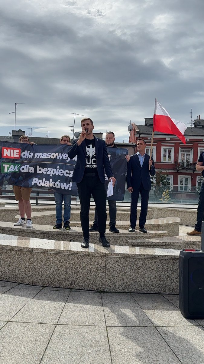 KamilMroczek4's tweet photo. Dziękuję Kutno za obecność❗️💪🏻

Ponad tysiąc osób protestowało przeciw masowej imigracji❗️💪🏻🇵🇱

Pokazaliście moc❗️💪🏻

#Konfederacja #RuchNarodowy #Kutno #StopImigracji https://t.co/sHihCxYmSC