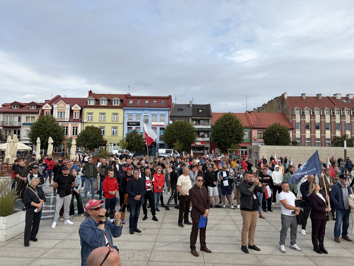 KamilMroczek4's tweet photo. Dziękuję Kutno za obecność❗️💪🏻

Ponad tysiąc osób protestowało przeciw masowej imigracji❗️💪🏻🇵🇱

Pokazaliście moc❗️💪🏻

#Konfederacja #RuchNarodowy #Kutno #StopImigracji https://t.co/sHihCxYmSC