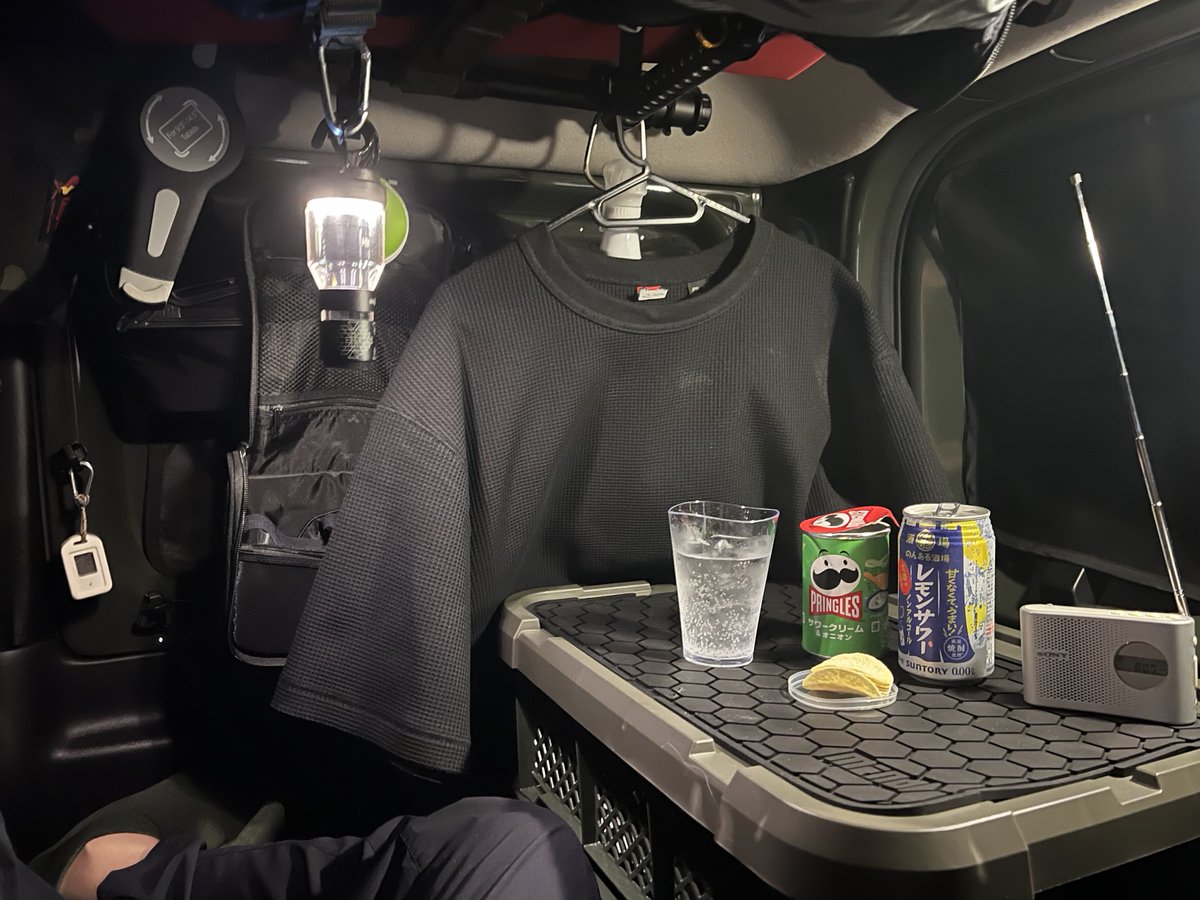 KomaSolo's tweet photo. 服引っ掛けてると部屋感がすごい。（車の中 https://t.co/nA24k3cbV0