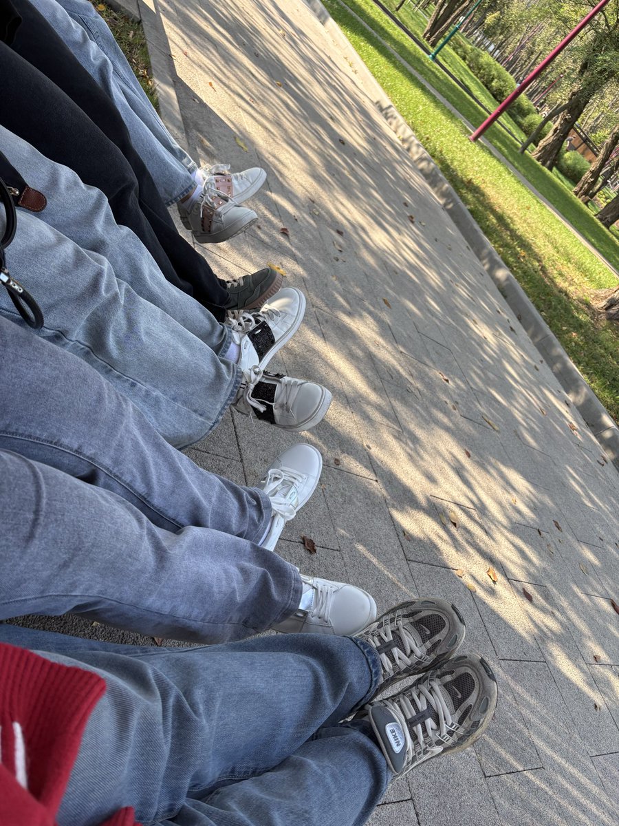 Lizulkacx's tweet photo. Grandmothers out for a walk https://t.co/eE79dFg0vr