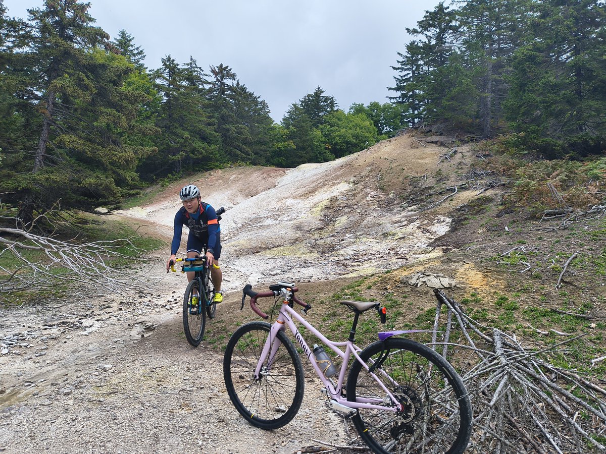 torasun5's tweet photo. 昨日は屈斜路湖カルデラの硫黄山グラベル
長さ10kmのフラットダート
途中、第二硫黄山て緩い噴気の出てるエリアもあって楽しかった https://t.co/fViwep7IuW