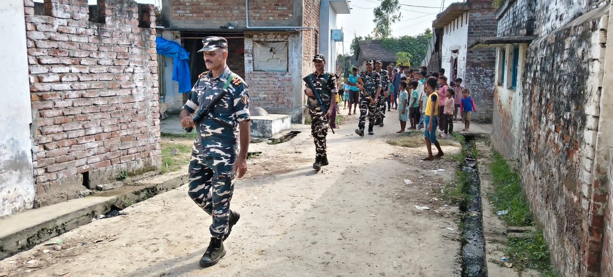 9BnSSB_INDIA's tweet photo. सीमा चौकी में तैनात 09वीं वाहिनी SSB के कार्मिकों द्वारा ग्रामीण क्षेत्रों में नियमित गश्त कर सुरक्षा एवं निगरानी को सुदृढ़ किया गया। सतत मौजूदगी से ग्रामीणों में सुरक्षा एवं विश्वास की भावना को बढ़ावा मिला।

#SSB_INDIA #SSBFTRLUCKNOW #SSBSHQGKP #AreaPatrolling #BorderSecurity https://t.co/OWY269drr0