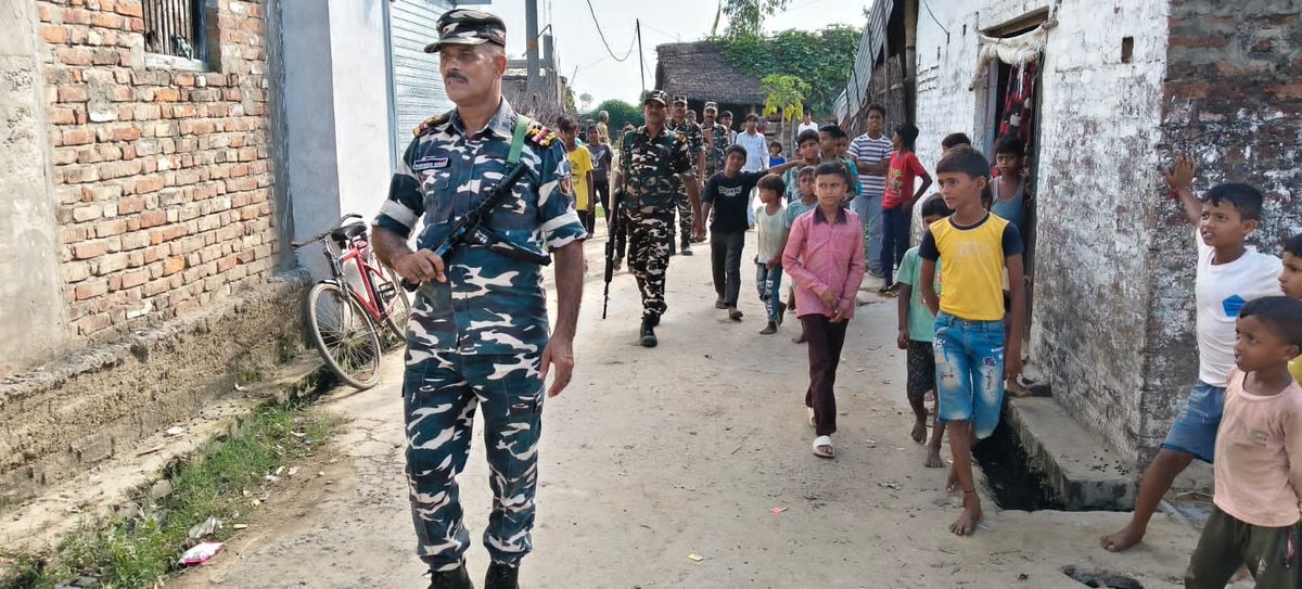 9BnSSB_INDIA's tweet photo. सीमा चौकी में तैनात 09वीं वाहिनी SSB के कार्मिकों द्वारा ग्रामीण क्षेत्रों में नियमित गश्त कर सुरक्षा एवं निगरानी को सुदृढ़ किया गया। सतत मौजूदगी से ग्रामीणों में सुरक्षा एवं विश्वास की भावना को बढ़ावा मिला।

#SSB_INDIA #SSBFTRLUCKNOW #SSBSHQGKP #AreaPatrolling #BorderSecurity https://t.co/OWY269drr0