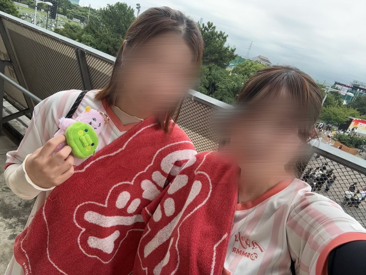 0906_mayu's tweet photo. 私の人生初フェスはロッキン！！！
マルシィハンブレねぐせ。ヤンスキ
大好きなフクアリで大好きな人たちと会えて
幸せすぎる1日だった🫧
初めましてのひーちゃん。半日ありがとう！
1日回ってくれた元職場の愉快な後輩たちのおかげで最高に楽しかったよ。
ありがと〜！！！！！ https://t.co/fMCcomhIGW