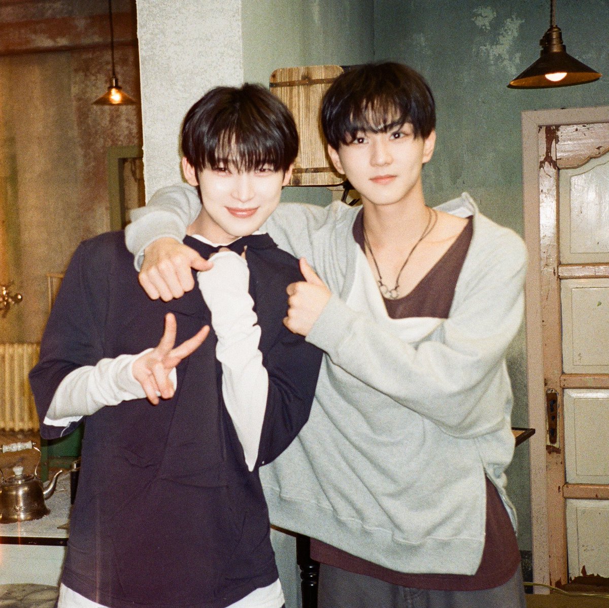 gueenca's tweet photo. 아진짜 개말도않되
선우옆에잇으니까 걍 또래동갑처럼보이는데
성훈이형옆에잇으니까 갑자기 5살되고 이거뭔데 https://t.co/BaxnNzD5Wd