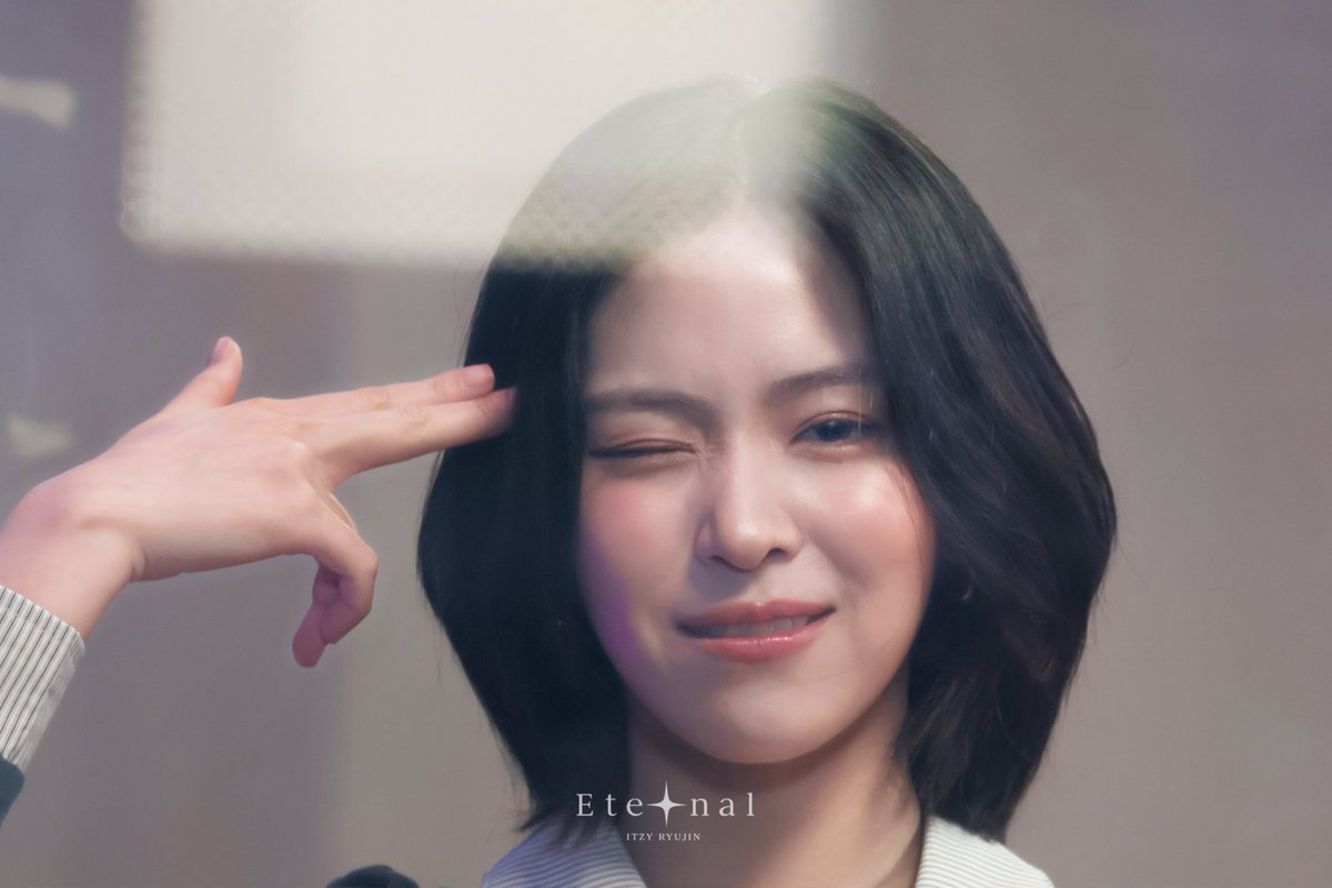 luvcupid_rj's tweet photo. 류진언니 요즘 이 포즈 진짜 좋아하나봐ㅋㅋㅋ https://t.co/WAXxeMHs40