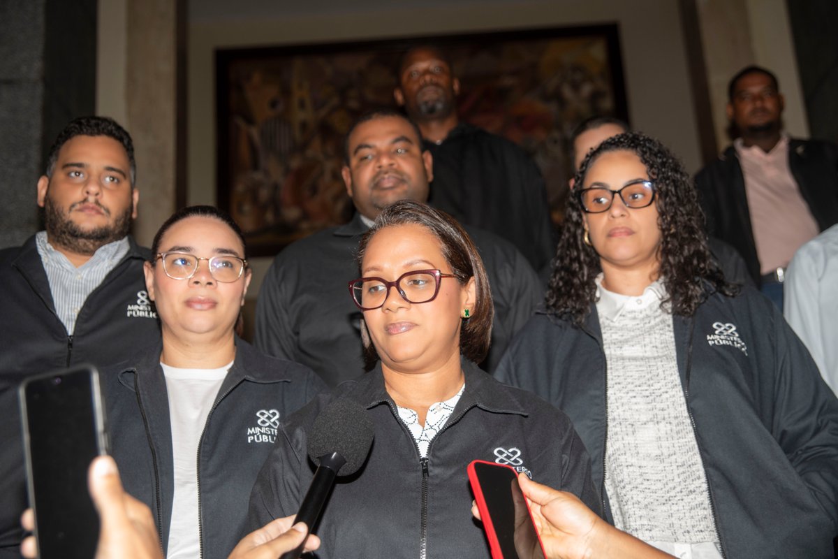 ProcuraduriaRD's tweet photo. Noticias | Ministerio Público solicita 18 meses de prisión preventiva contra 25 personas arrestadas en Operación Cobra 2.0-A

https://t.co/AhDq5li8YV https://t.co/34IHiPo55i