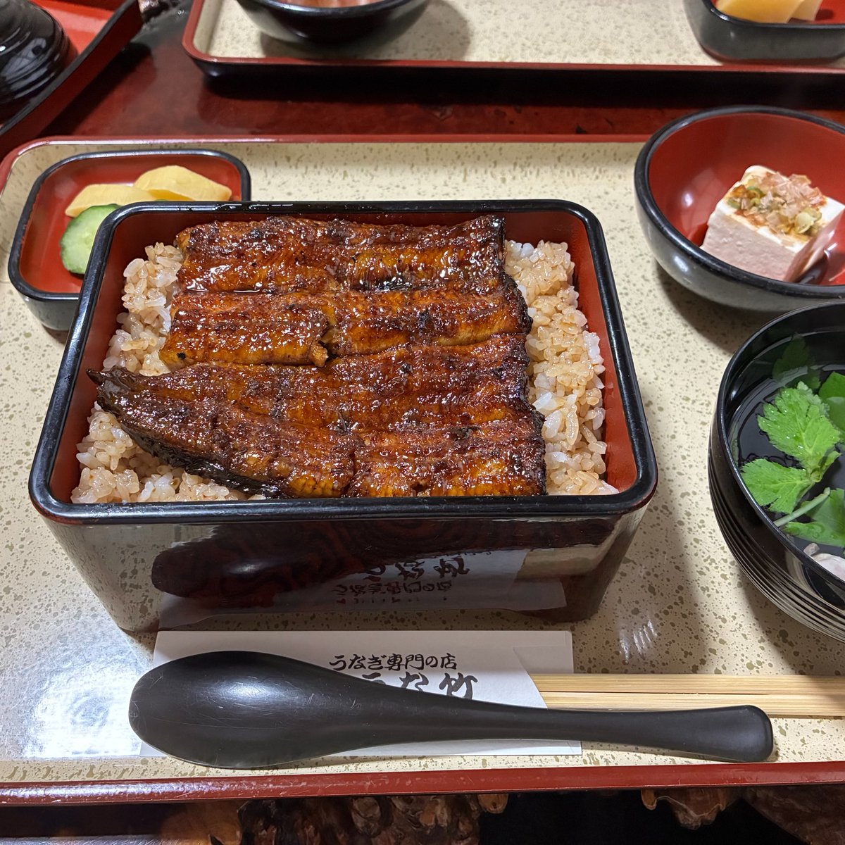 saburou's tweet photo. 息子の当選したポケカをゲットするため遠出したついでに鰻を食べてきた。ご飯が想像した3倍くらい入っててめちゃくちゃお腹いっぱいになった。 https://t.co/wojSz19NGD