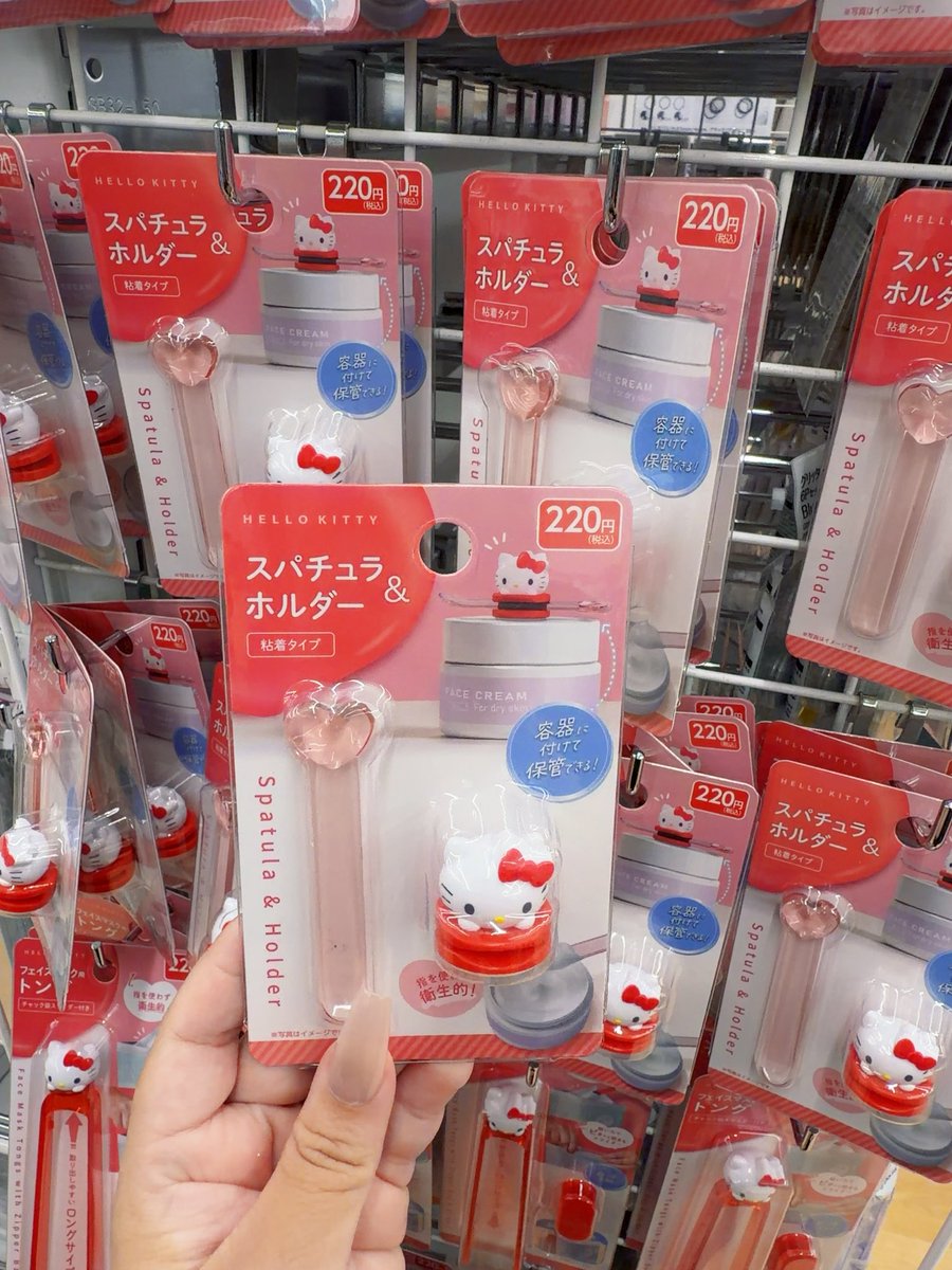 aoi_beauty_l's tweet photo. ダイソーのキティちゃんスパチュラ大量入荷されてた‼️蓋につけれるとかADHD民大歓喜じゃない⁉️ https://t.co/PIbdWe4LSX