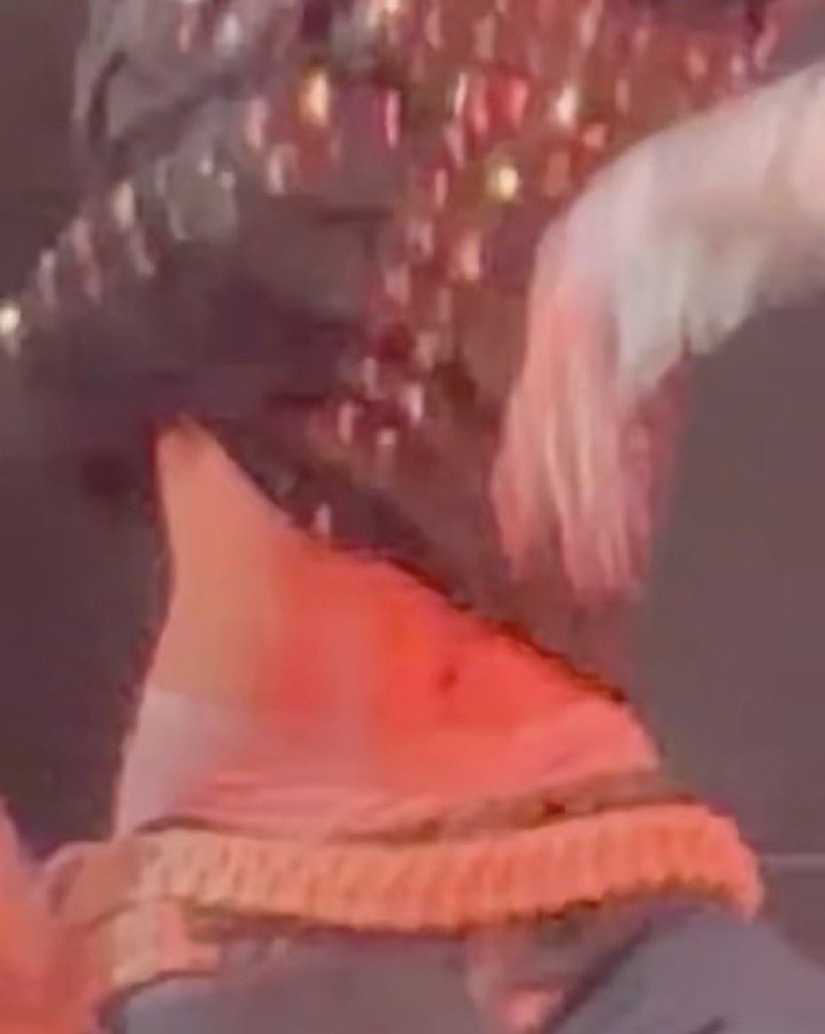 G_vinzz's tweet photo. I think the most feminine thing about keonho ISNT the fact that he has such a tiny waist but IS the fact that that tiny waist curves into his hips so beautifully like that is my girlfriend RIGHT THERE #girlkeon https://t.co/C0Gw8SygH4